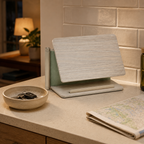 Porte-livret d’accueil pliable en frêne avec support téléphone – 24 × 18 cm